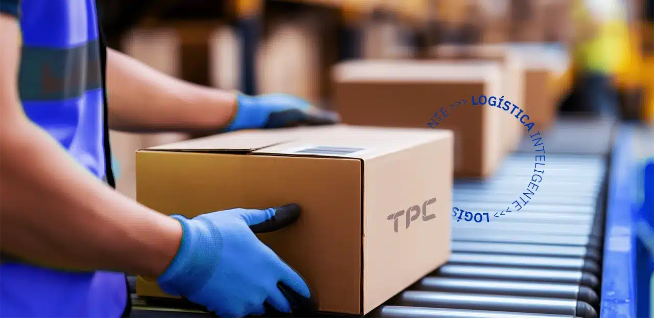 Conceito de FIFO em logística: trabalhador com luvas azuis organiza caixas de papelão em esteira de movimentação, usando o método de primeiro a entrar, primeiro a sair.