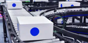 Imagem de uma instalação de logística na indústria de bens de consumo, com sistema automatizado de transporte de caixas por trilhos e veículos autônomos.