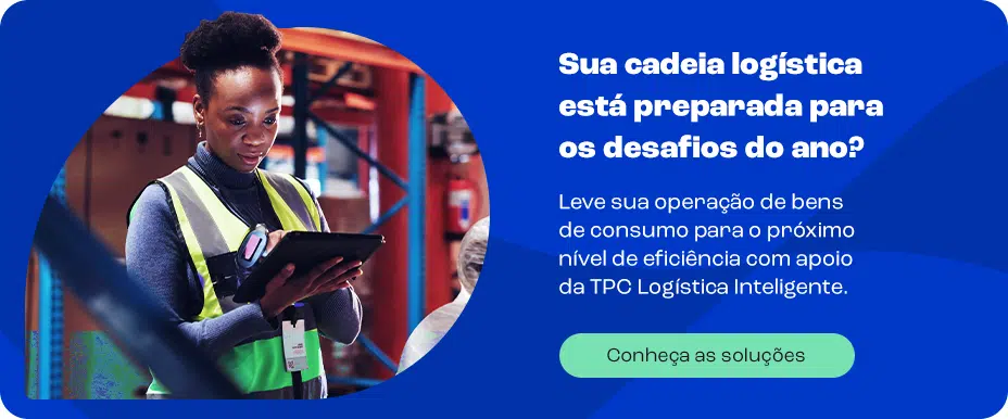 Imagem de uma mulher trabalhando em um armazém, com foco em logística de bens de consumo, destacando a importância de uma cadeia logística eficiente com apoio de tecnologia