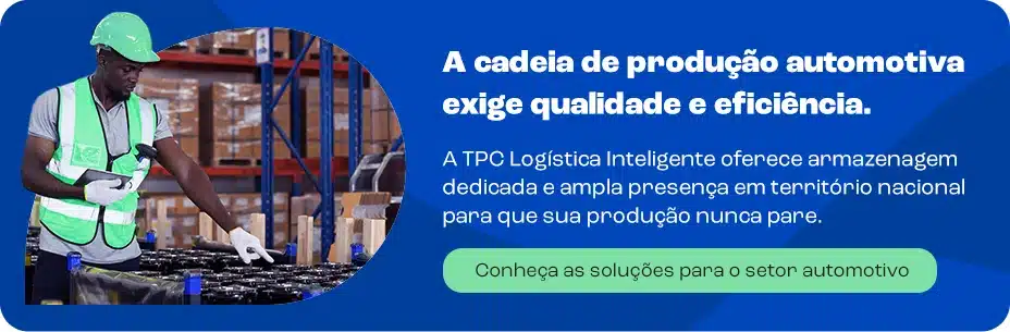 Imagem de um trabalhador em um armazém de logística automotiva utilizando equipamentos de proteção e inspecionando componentes automotivos, destacando a importância da logística automotiva para a eficiência na cadeia de produção.